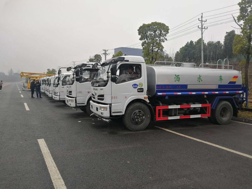 General Manager Gao from Shangrao, Jiangxi Province, ordered 10 water sprinklers, 1 aerial work platform and 1 road cleaning vehicle, and delivered them in full payment