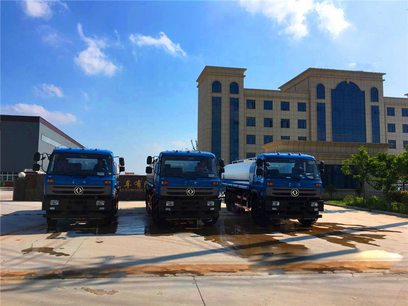Three Dongfeng rear double-axle water trucks ordered in bulk by a customer from Yunnan were dispatched for the first time